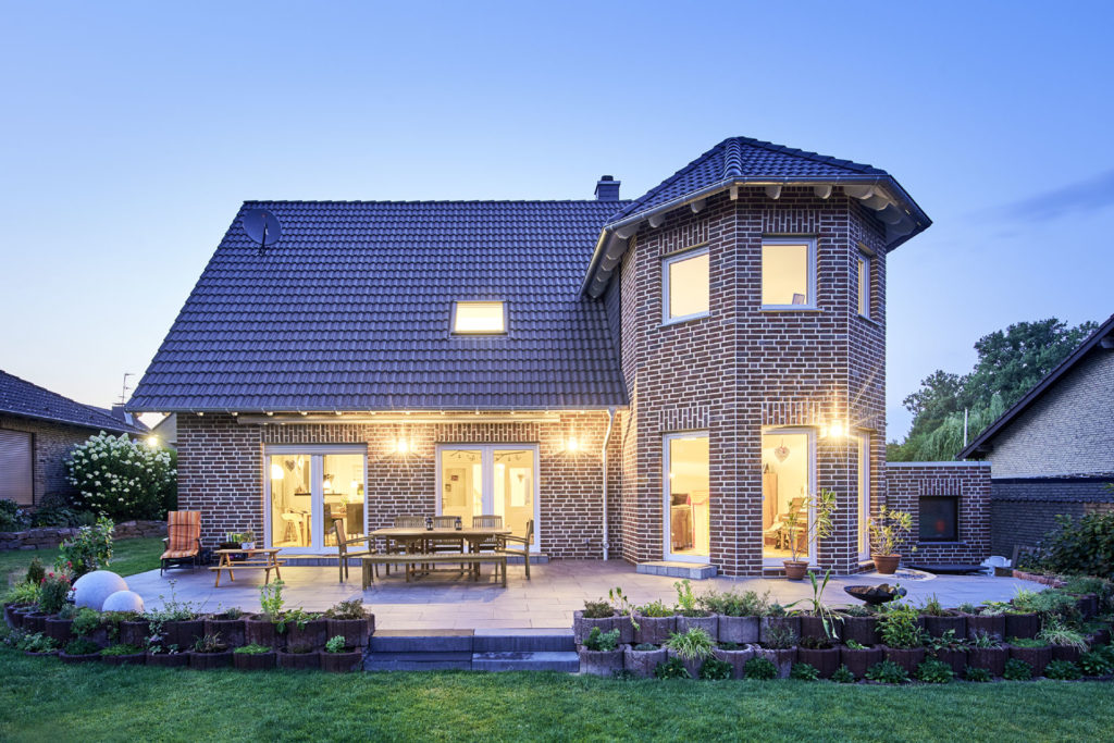 Individuell gebautes Einfamilienhaus mit Schlossturm